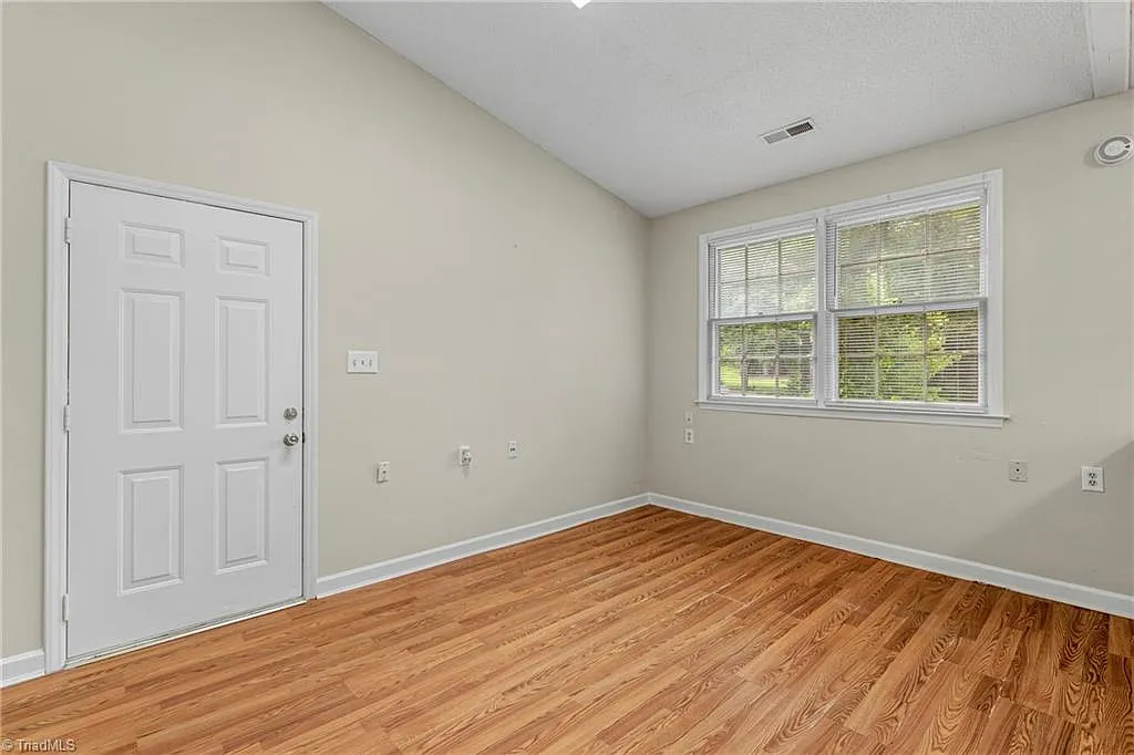 1 bed, 1.0 bath, $1,100 — Photo 3