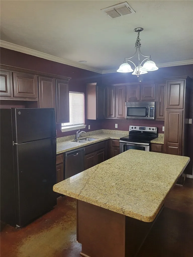 4 bed, 1715 sqft, $1,950 — Photo 3