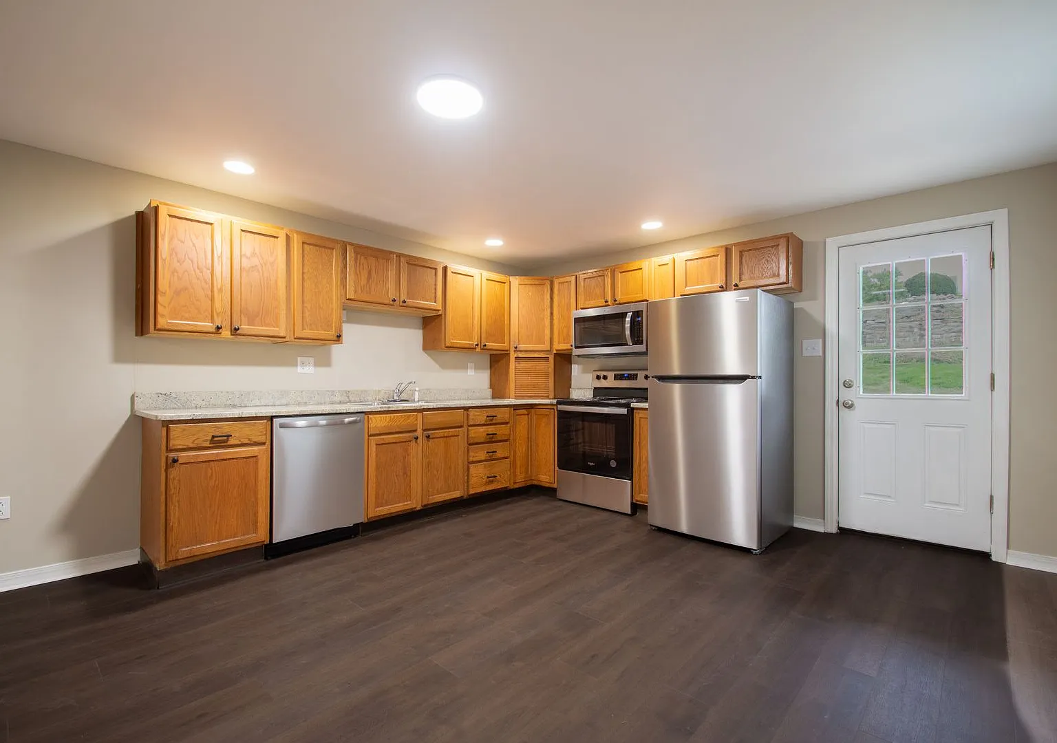 Newly Renovated 3 Bedroom 1.5 Bathroom Slatington Twin — Photo 2