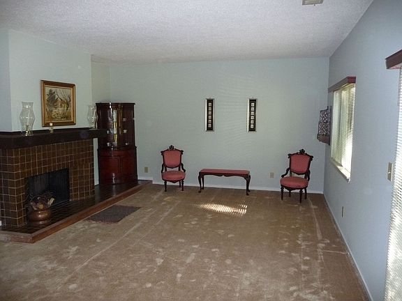 Family Room w/Fireplace