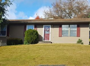 7372 E Hillcrest Ln, Slatington, PA 18080