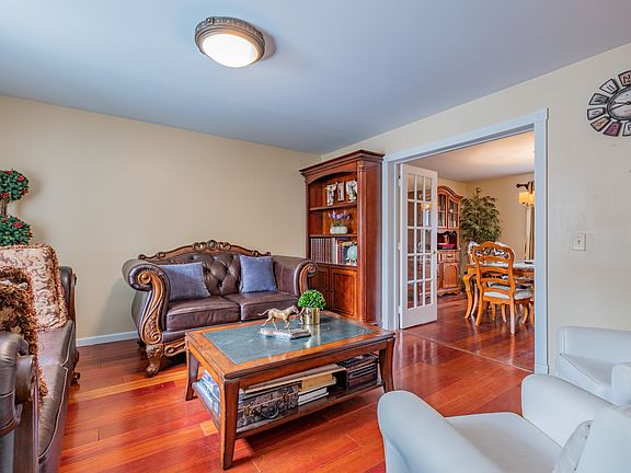 5th image of 104 Rose St