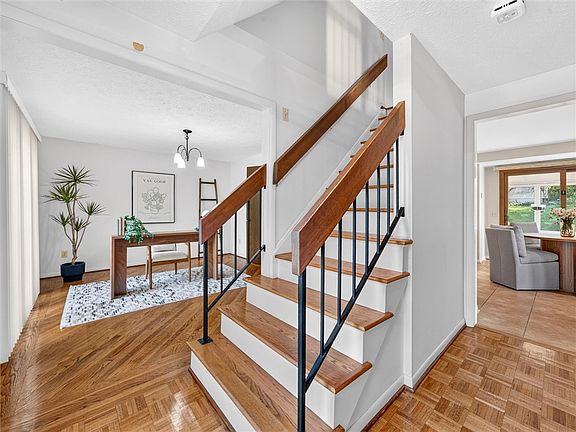 4th image of 10 Burnley Rise Rise