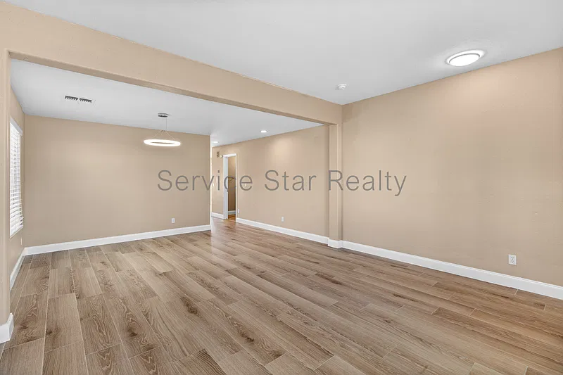 4 bed, 2.5 bath, 2162 sqft, $2,499 — Photo 4