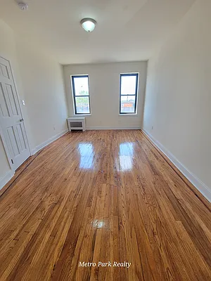 Rented by Metro Park Realty Inc | media 8