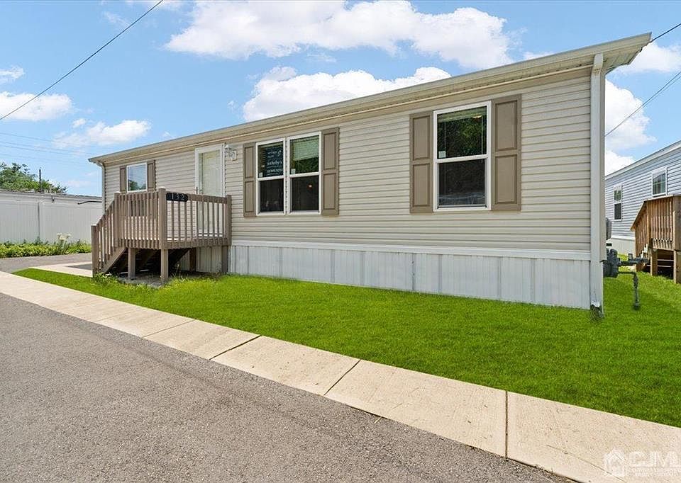 1st image of 132 Oakdale Vlg