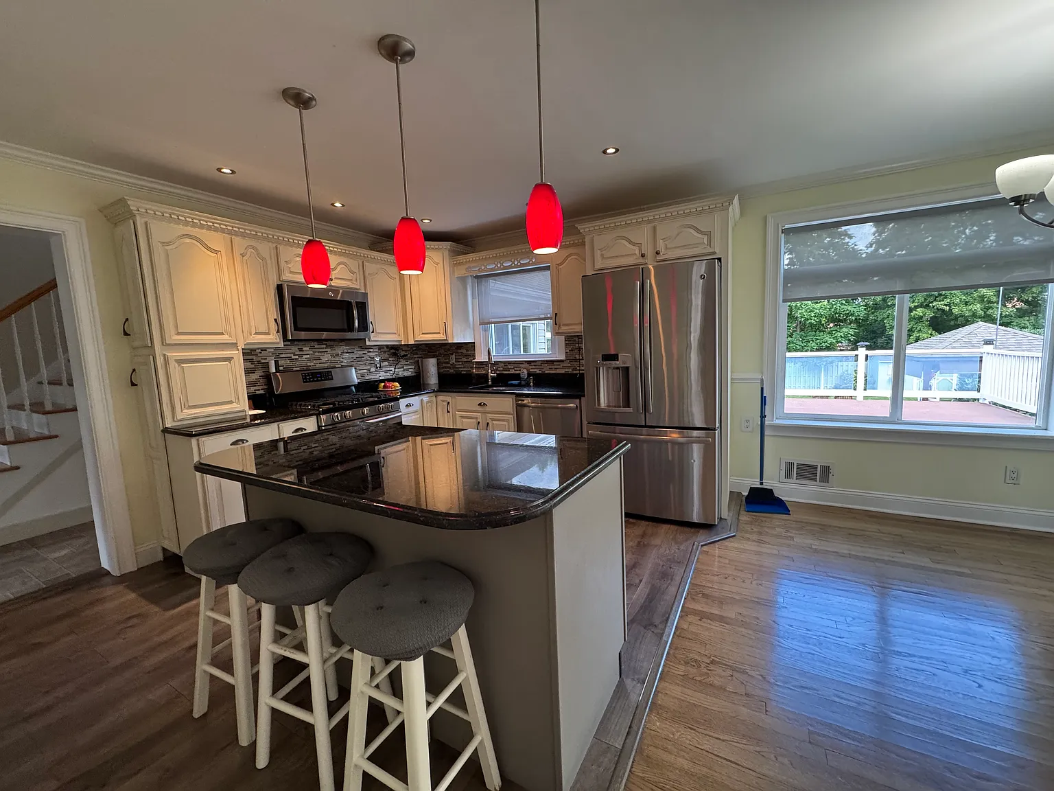 3 bed, 2.5 bath, 3200 sqft, $5,500 — Photo 3