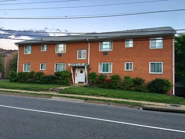 LIGHT AND AIRY 2ND FLOOR, SECURE GARDEN APARTMENT CURRENTLY AVAILABLE, COMPLETE WITH WOOD FLOORS, LOTS OF STORAGE, WALK TO METRO, RESTAURANTS, GROCERY STORE, DRUG STORE, COFFEE SHOPS,MOVIE THEATRE AND MUCH MORE.