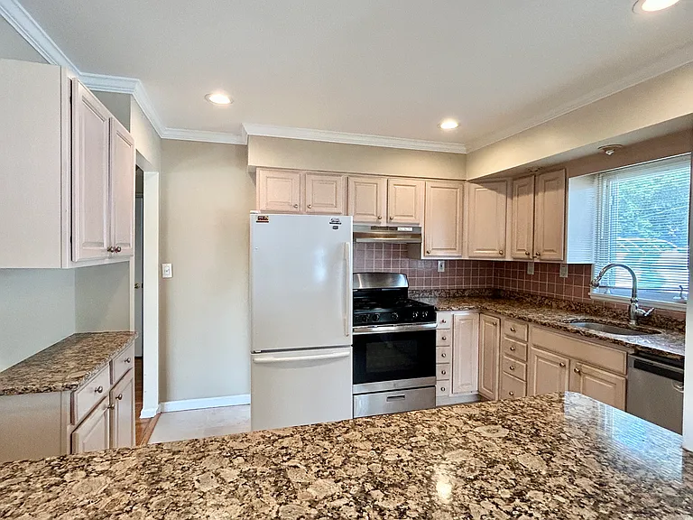 267 Haypath Rd — Photo 9