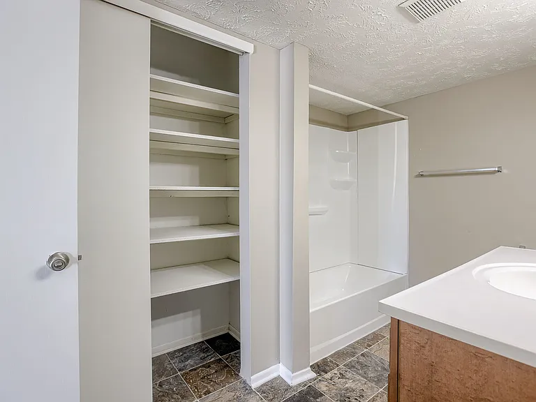 Omaha, NE Evergreen Terrace Apartments | 11A | Bathroom