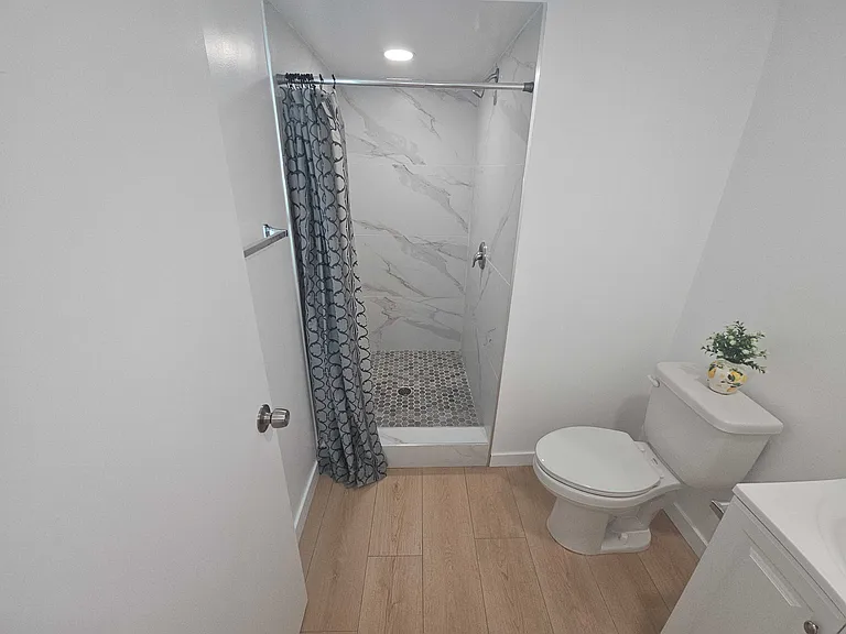 Leadwell St — Photo 12