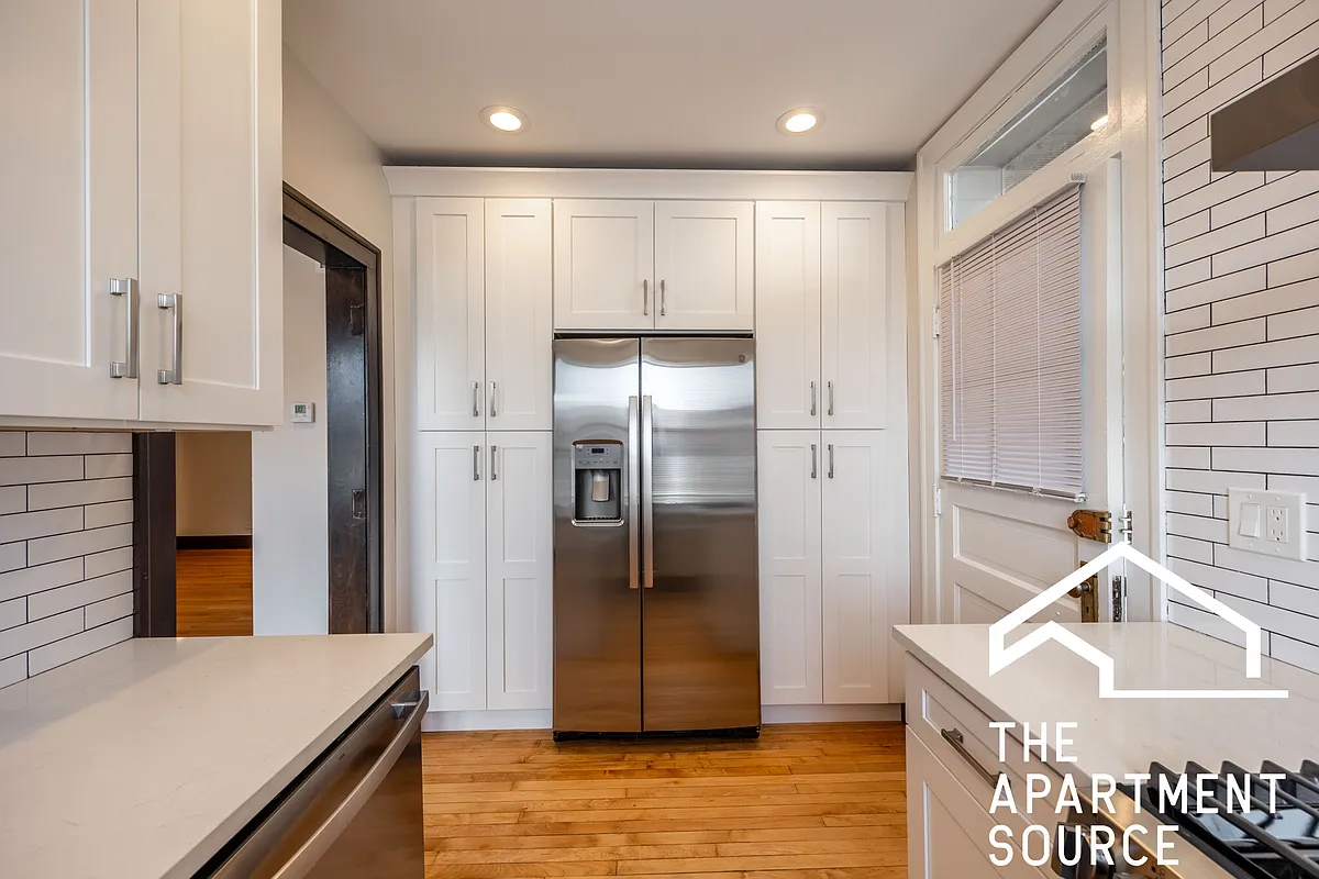 Building Photo - 6411 N Talman Ave #302