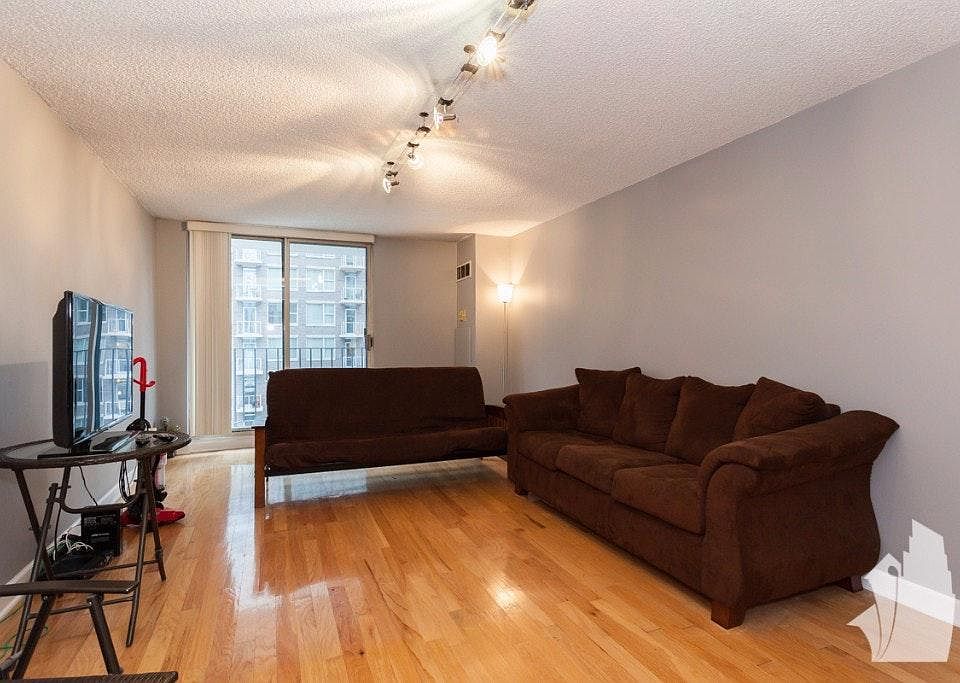 1st image of 1252 N La Salle Dr #901