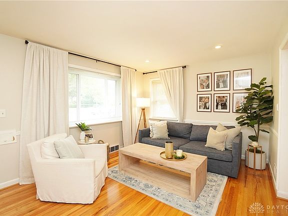 3rd image of 7801 Greenbriar Ln