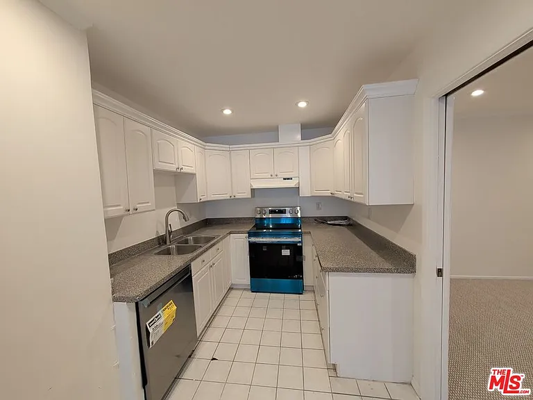 415 Montana Ave #203 — Photo 20