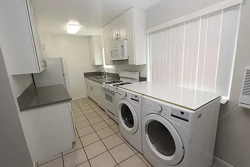 285 E Del Mar Blvd #1 Photo 1