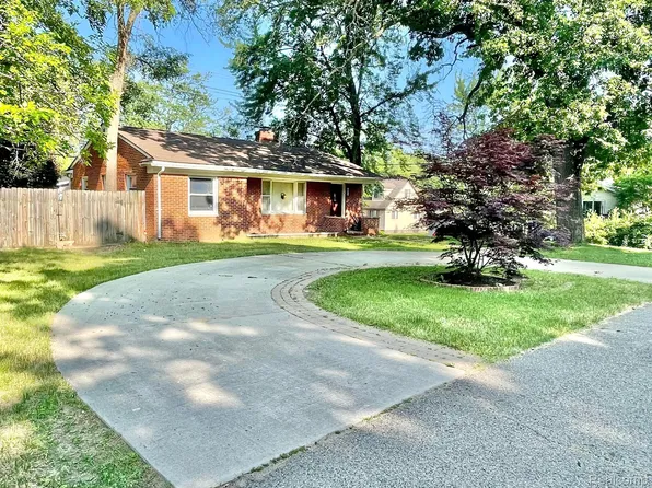 4375 Green Lake Rd, West Bloomfield, MI 48323