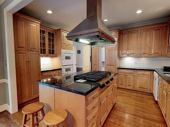 4th image of 310 Dogwood Dr