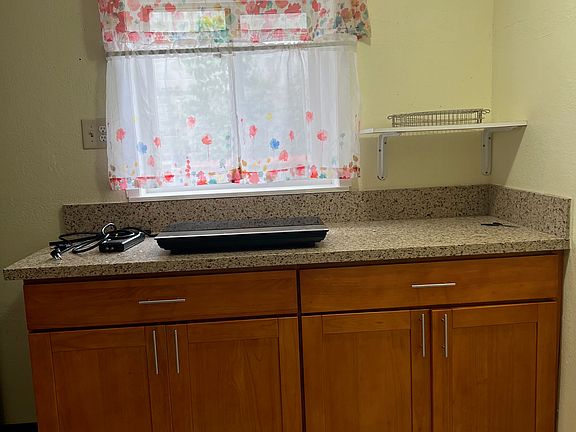 3rd image of 460 Lakeshire Dr