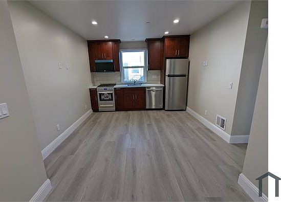 4th image of 3533A Market St