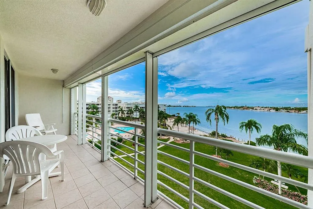 2 bed, 2.0 bath, 1080 sqft, $7,860 — Photo 3