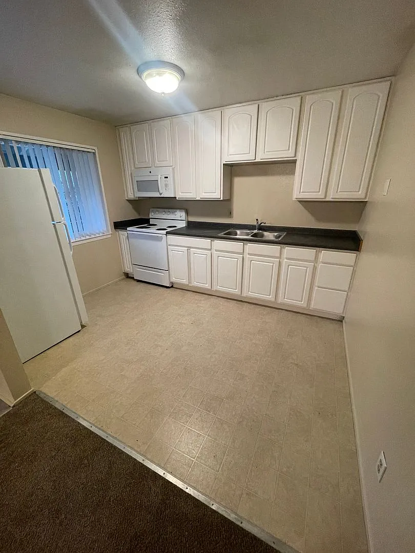 0674 - 372/374 Rio Lindo Ave — Photo 4