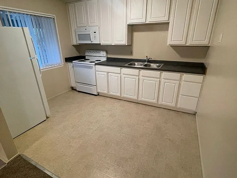 0674 - 372/374 Rio Lindo Ave — Photo 4