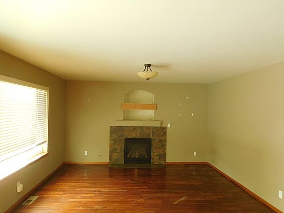 3rd image of 74 Dresden Ct