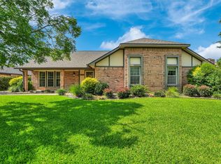 2302 Meadow Lake Dr, Grand Prairie, TX 75050