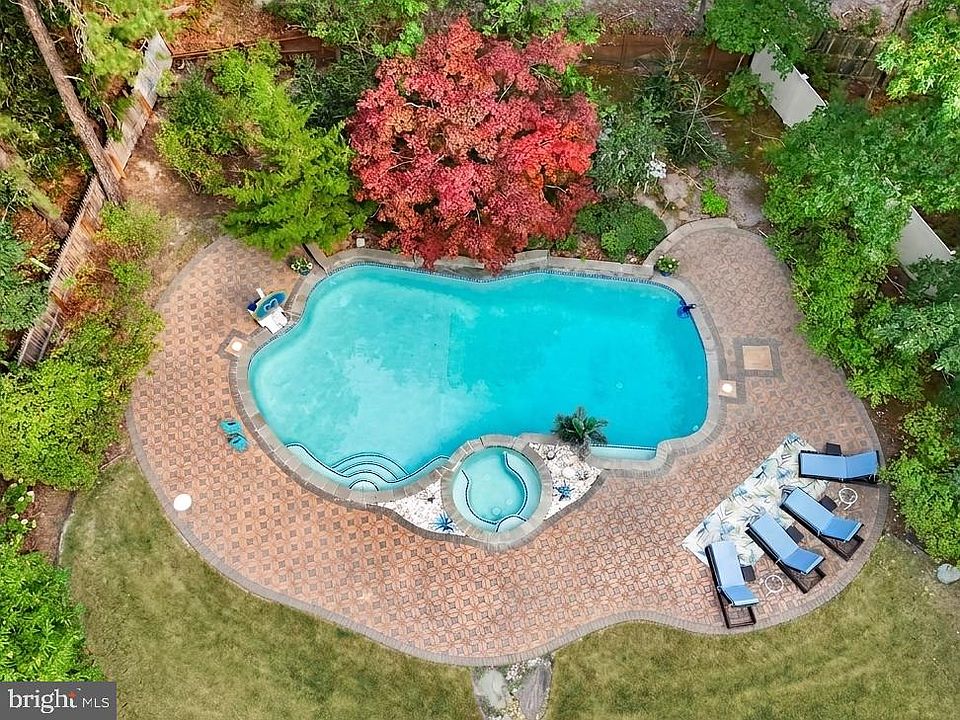 1st image of 209 Shady Knoll Ln