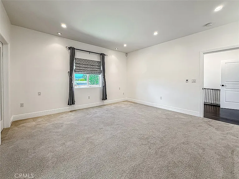 5960 Balcom Ave — Photo 45