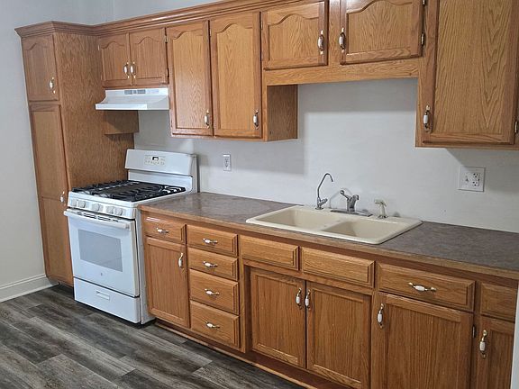 4th image of 7922 Metropolitan Ave