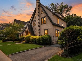 53 Coolidge St, Malverne, NY 11565