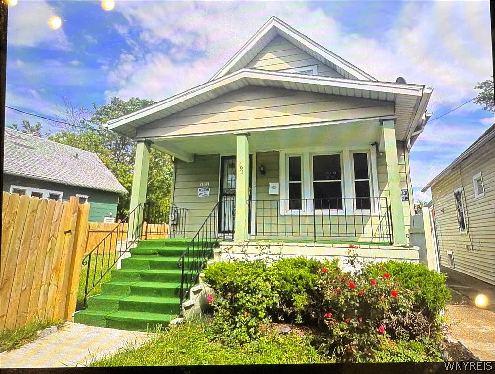 2 bed, 1.0 bath, 820 sqft, $1,300 — Photo 1