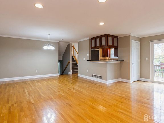 5th image of 34 Chimney Ct