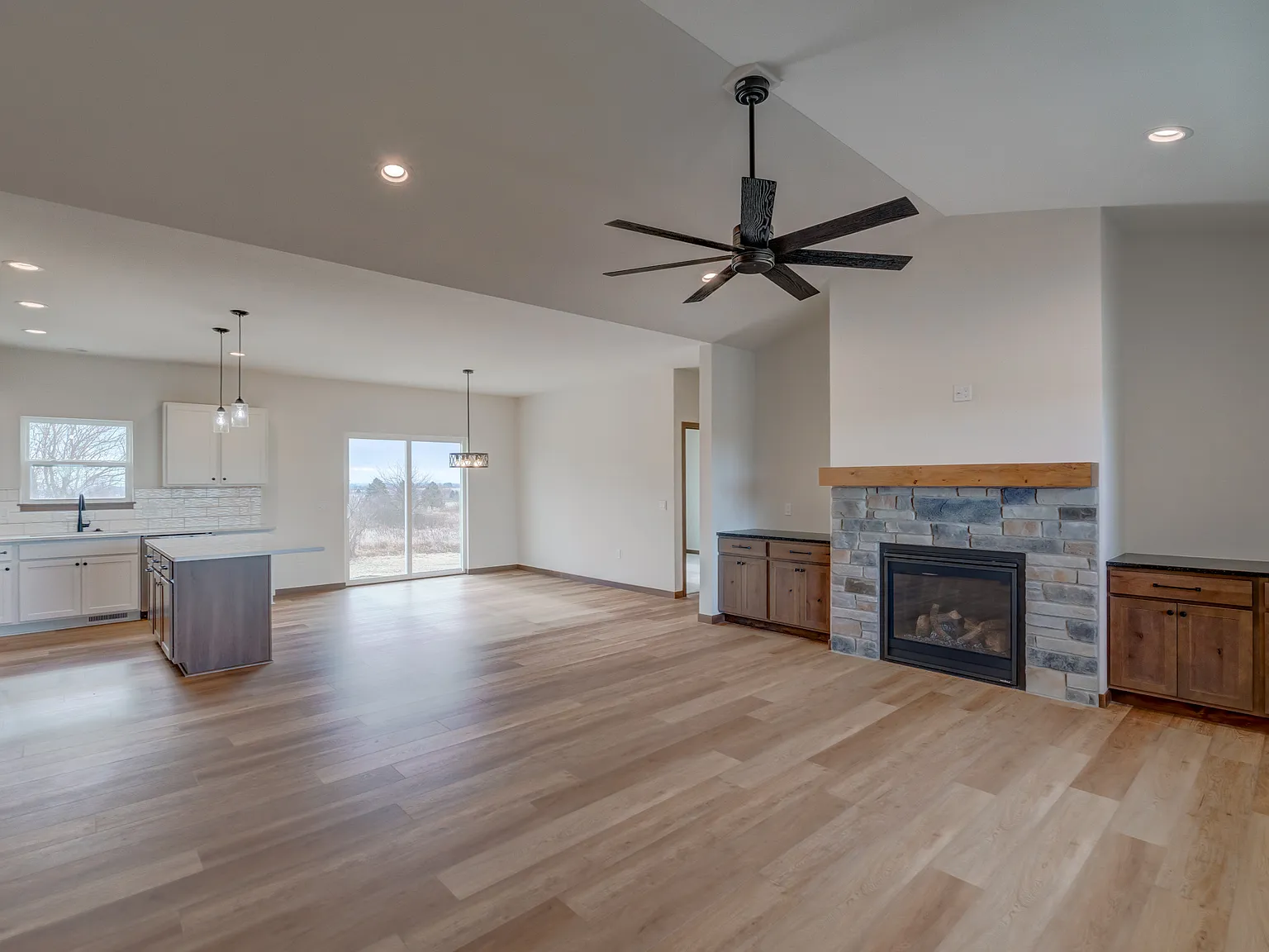 3 bed, 1699 sqft, $3,400 — Photo 2