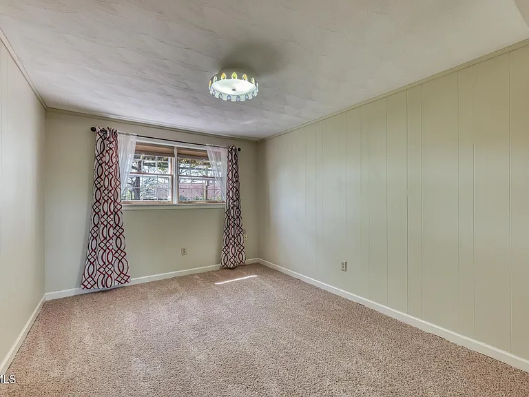 908 Meadow Ln — Photo 32