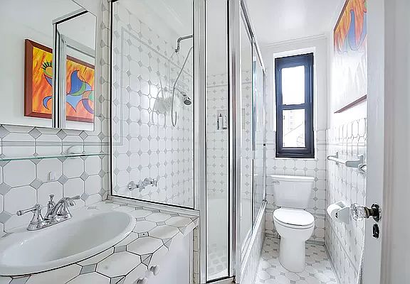 4th image of 300 W 23rd St #8BC