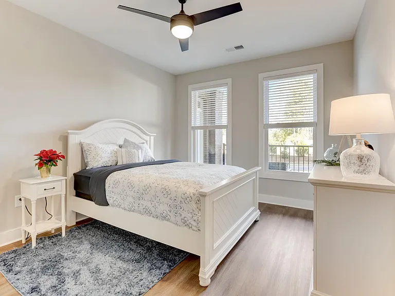 Second bedroom (Queen size bed in pic)
