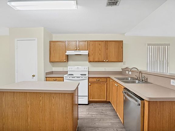 5th image of 1605 Crestwood Dr