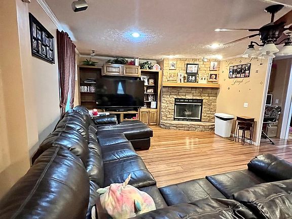 5th image of 917 Johnson St