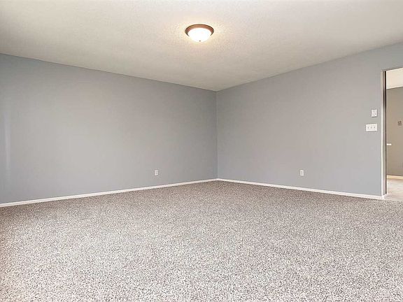 2nd image of 806 Glenwood Pl