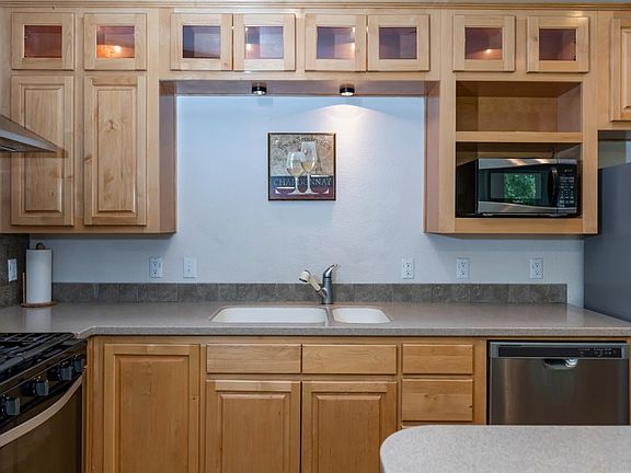 3rd image of 415 Harriet Ln