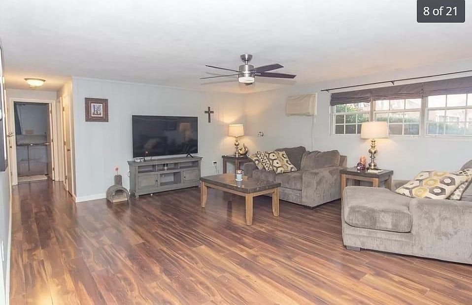 1st image of 2 Williamsburg Ct