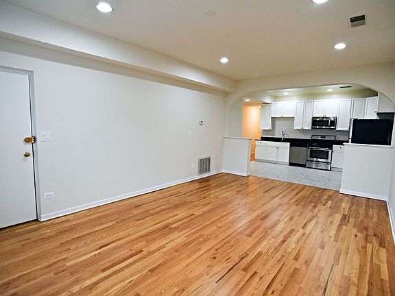 4th image of 912 W Belmont Ave APT 2