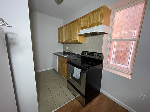 3rd image of 3322 N 17th St Floor 1