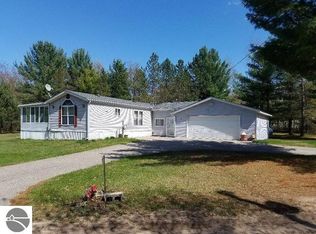 47 Oak St, Sterling, MI 48659