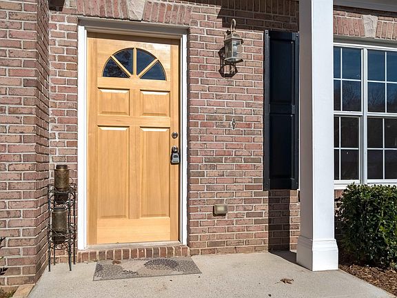 4th image of 2405 Mountain Dr