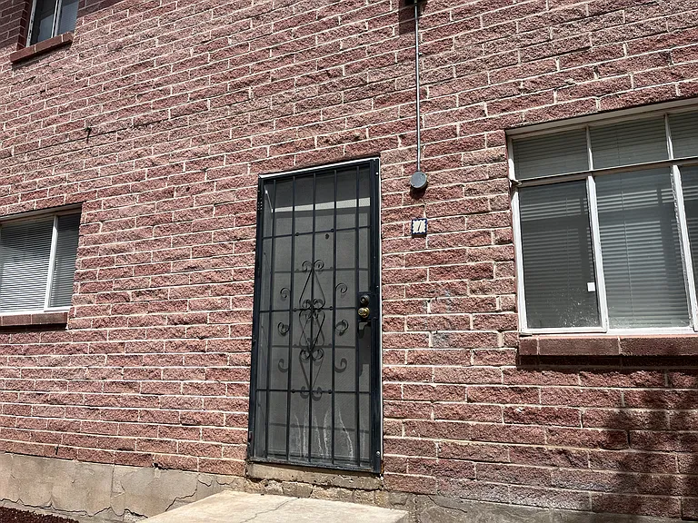 Spacious, Updated 1 Bedroom just 4 Blocks West of UNM — Photo 2