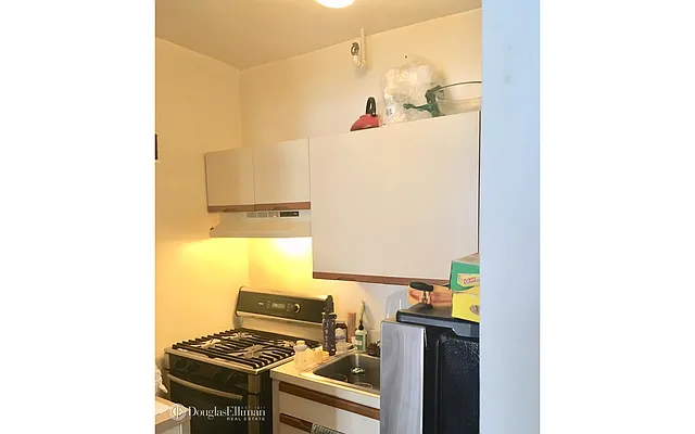 Rented by Douglas Elliman | media 22